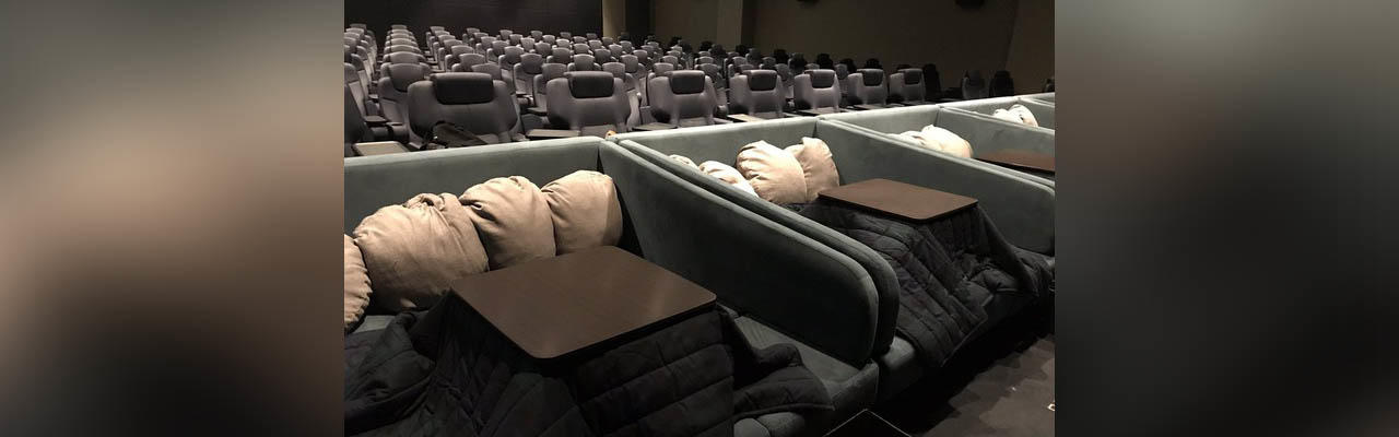 Кинотеатр в Японии, оборудованный столами-котацу